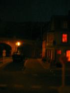 Eckhaus und Viadukt bei Nacht
