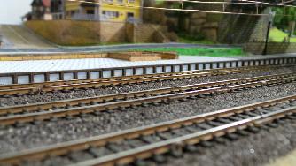 Blick auf Bahnsteige und gealterte Gleise
