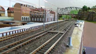 Blick auf Bahnhof und Gleise